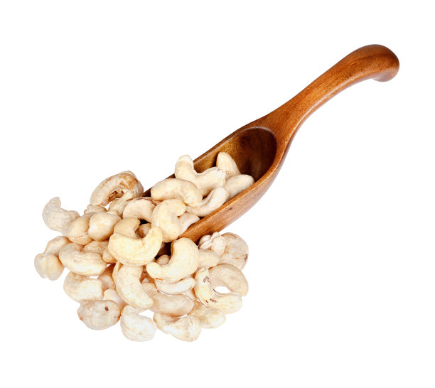 木勺里的腰果，孤立在白色背景上图片下载