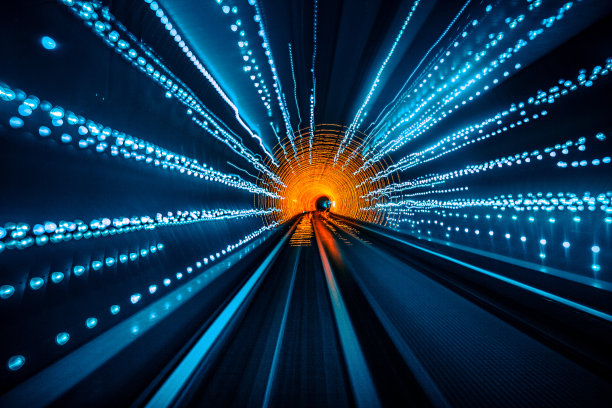 通过隧道的速度运动图片下载