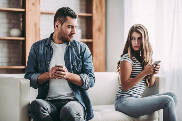 家里一对心烦意乱的夫妇。素材图片