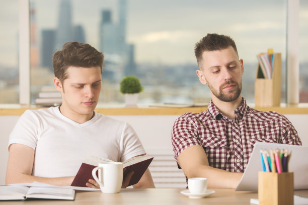 有吸引力的商人读书和做文书工作图片下载