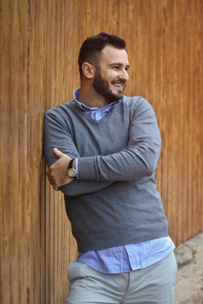 一个英俊男子的肖像在一个木制的墙壁背景衬衫。商人，穿着时髦的老板。设计素材照片图片下载