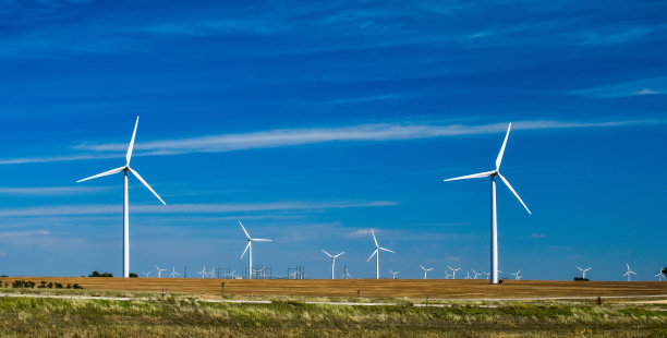 堪萨斯州平原清洁能源的风力涡轮机图片下载