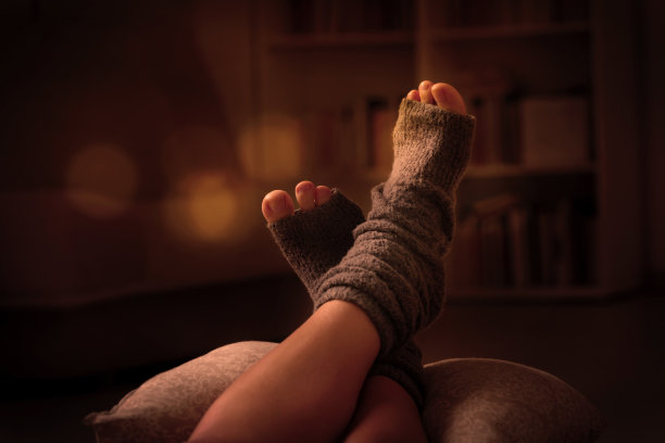 女人的脚躺在枕头上图片下载