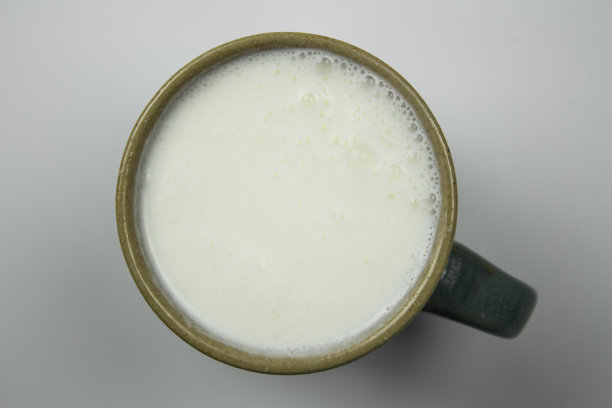 俯视图的玻璃牛奶/从上面的牛奶/灰色调图片下载