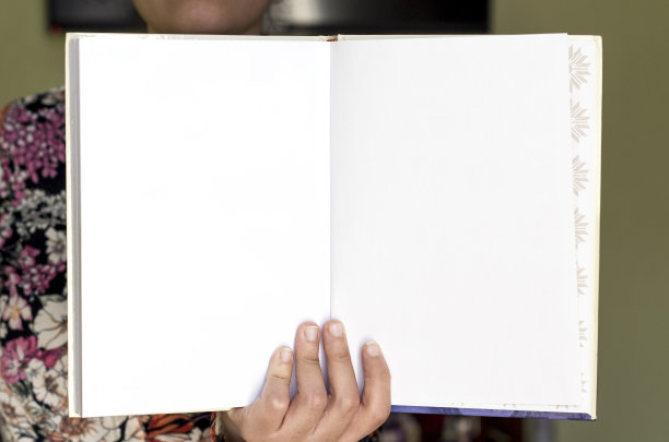 女人拿着书作为复印空间图片下载