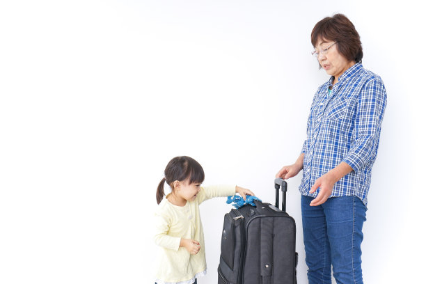 孩子和奶奶一起旅行图片下载