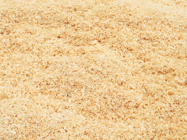 纹理天然木屑，表面有一堆新鲜木屑，呈不均匀的米黄色。伐木，木材，木材和木工废料图片下载