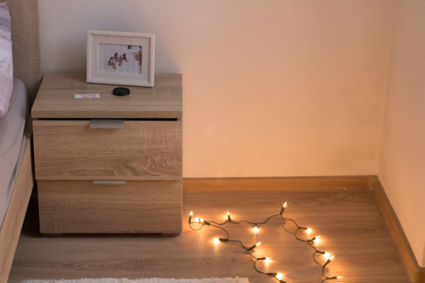 床边，书桌，相框和地板图片下载