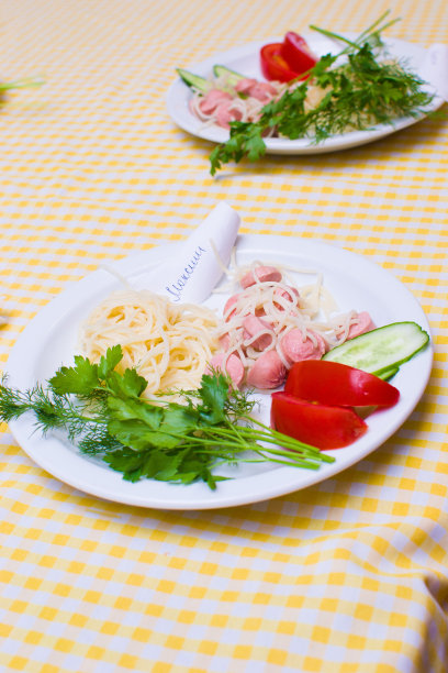 孩子们在学校为小孩子准备的烹饪中学习做意大利面图片下载