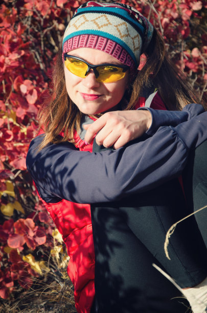 女孩在红色的树叶中图片下载