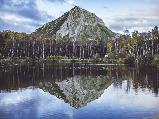 山在林中湖不倒影图片下载