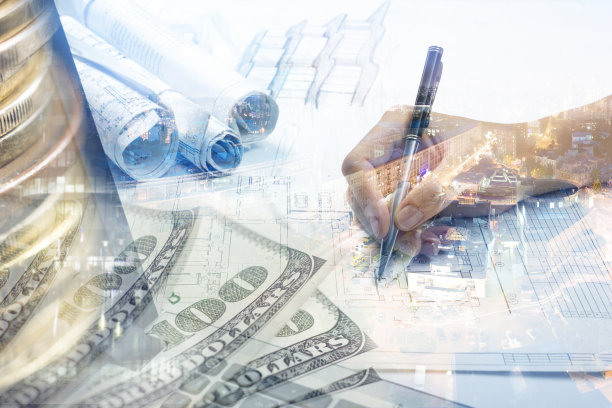 建筑师正在绘制蓝图。建筑师工作场所-建筑项目，蓝图，尺子，计算器，笔记本电脑和分频指南针。建筑的概念。工程工具图片下载