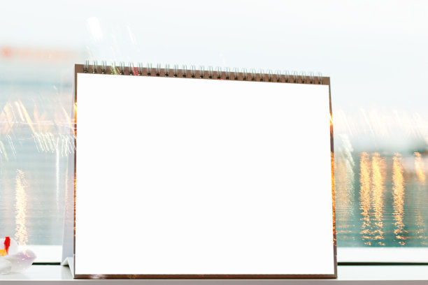 在餐厅的空白菜单框上模仿白色标签，在餐厅的餐桌上用白色的纸做帐篷卡片，模糊的灯光背景可以插入顾客的文字。图片下载