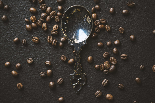 用勺子舀咖啡豆图片下载