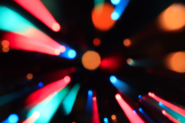 各种不同的五彩泡泡近距离在黑暗的灯光背景下，节日和名人照片，漂亮的泡泡，圣诞节的心情，新年，名人的心情，五颜六色的光，光艺术图片下载