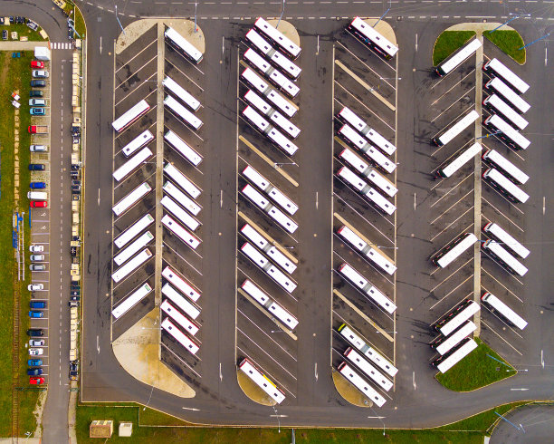 鸟瞰图停车场与汽车。图片下载