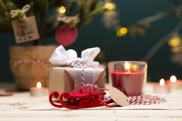 经典的圣诞组成。采购产品蜡烛，球，玩具，松果，胡桃木制的背景图片下载