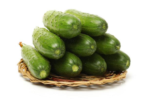 白色背景上分离出的绿色黄瓜图片下载