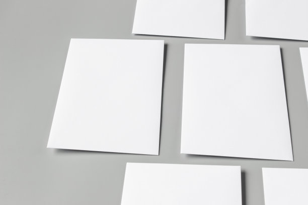 空白的肖像A4。小册子杂志孤立在灰色上，多变的背景/白纸孤立在灰色上图片下载