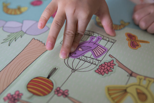 孩子玩贴纸图片下载