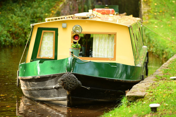 英国运河上的窄船图片下载