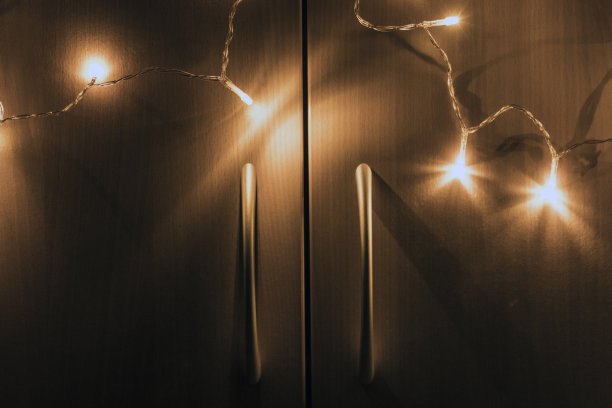 衣柜上的圣诞彩灯图片下载