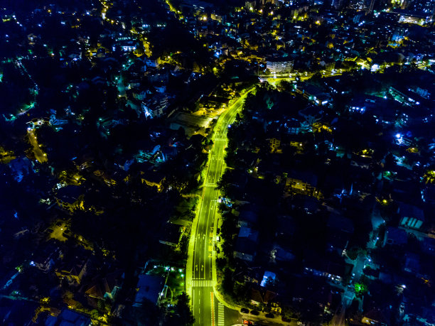 街道和十字路口的夜间天线图片下载