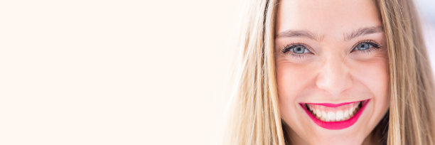 快乐少女户外，正面人像照片与散焦复制空间背景图片下载