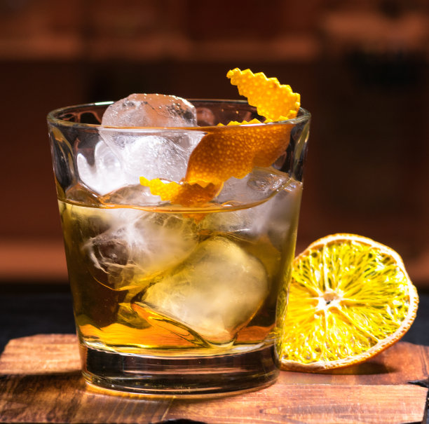 在酒吧喝一杯鸡尾酒素材图片