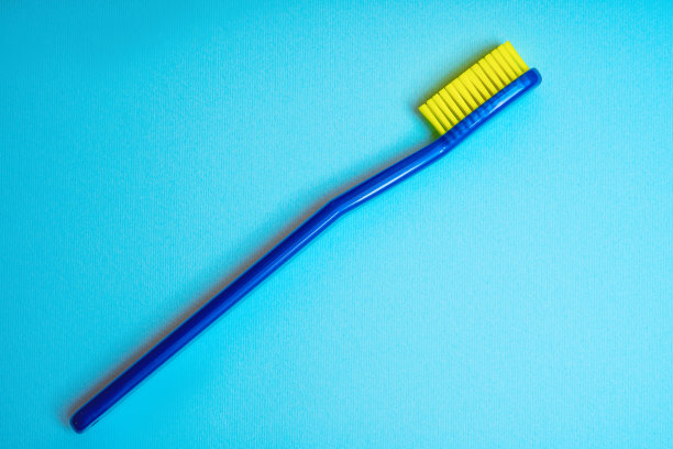 蓝色背景的牙刷素材图片