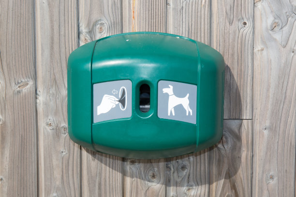 木背景下的绿狗垃圾站图片下载