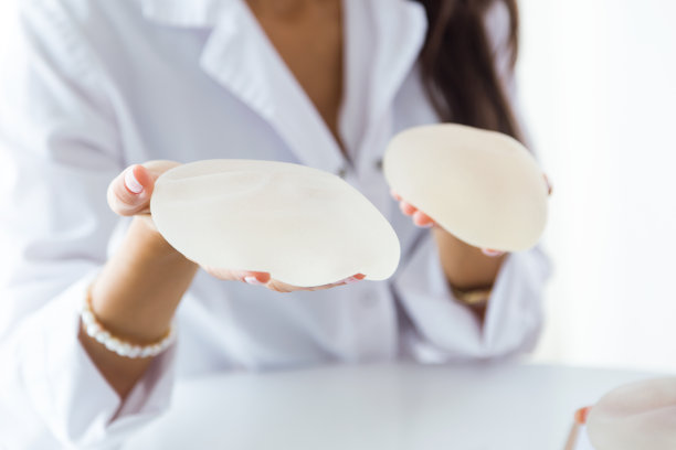 女医生在办公室选择乳房假体素材图片