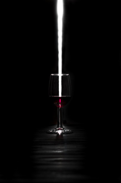 在灯光下喝一杯红酒图片下载