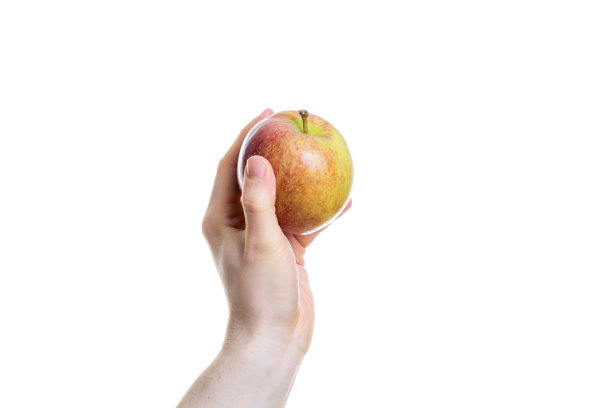 手里拿着一个苹果孤立在白色的背景图片下载