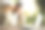 裁剪的图像年轻女子使用笔记本电脑在咖啡店。特写亚洲女性在笔记本电脑上工作，专注于笔记本电脑。亚洲年轻女子坐在餐厅忙着用笔记本电脑工作图片下载