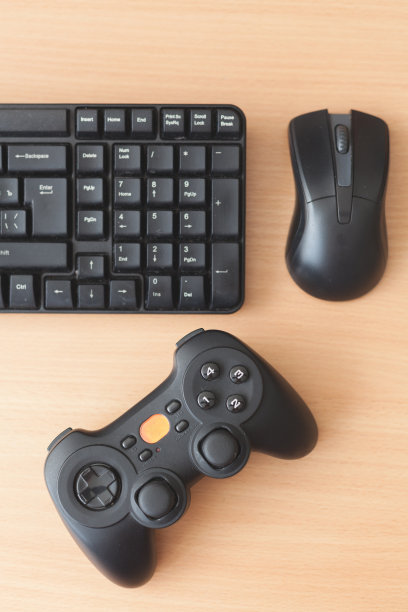 游戏手柄躺在桌子上的特写。图片下载