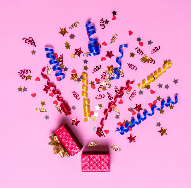 创意概念与节日装饰粉红色的背景。爆炸的五彩纸屑。图片下载