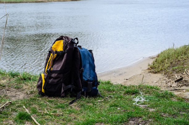 背包放在河岸上图片下载