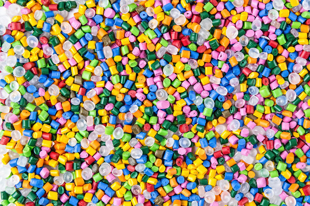 塑料颗粒的背景。聚合物颗粒。塑料的着色剂。图片下载