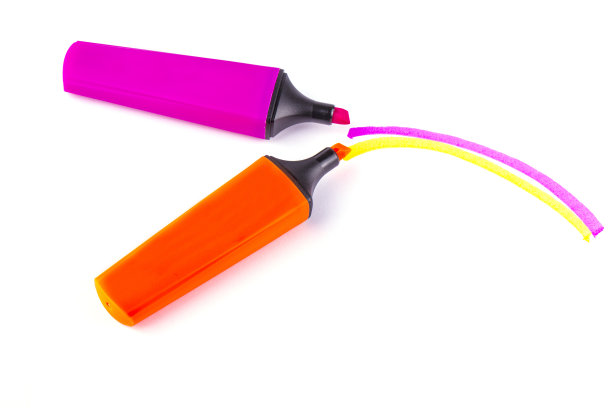 白色背景上的彩色标记。图片下载