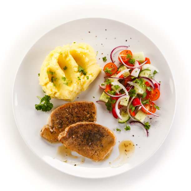 烤猪排配肉泥和蔬菜图片下载