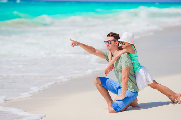 爸爸和孩子一家人在海滩上图片下载