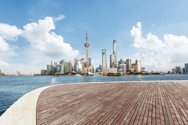 上海城市广场木质平台和现代商业建筑景观图片下载