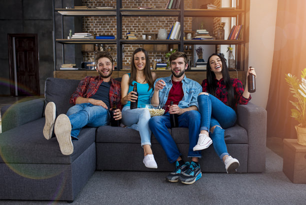 最好的朋友是坐在家里的沙发上看电影，喝着爆米花和啤酒图片下载