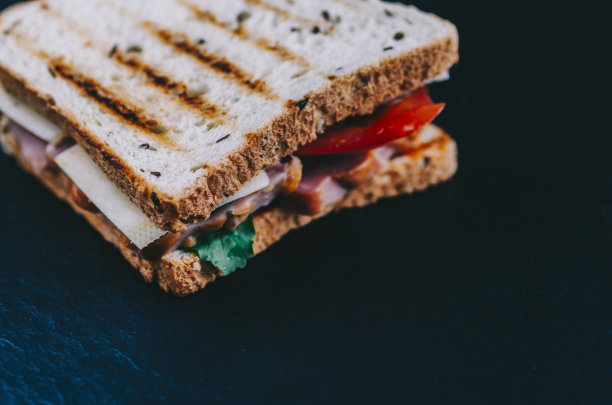 三明治在桌子上图片下载