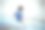 滑下公园滑梯的男孩的背面图片下载
