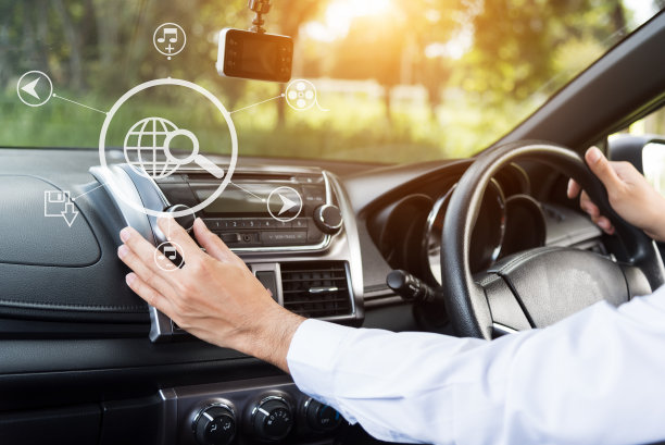 亚洲人在汽车里转动收音机的按钮图片下载