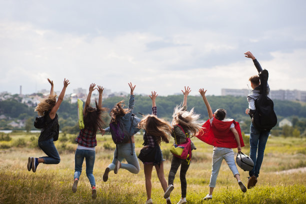 朋友群快乐跳跃自然概念。图片下载