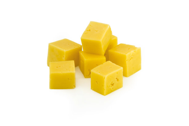 在白色背景上孤立的一块奶酪。素材图片