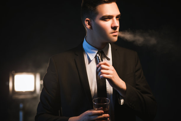 上流社会的男人奢侈的生活方式抽烟喝酒图片下载